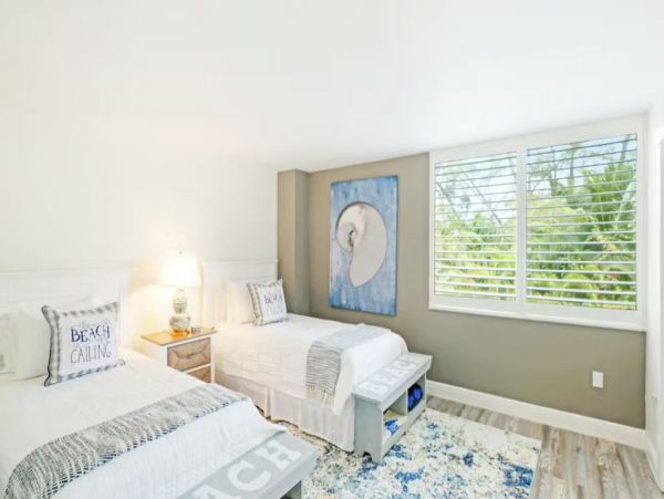Beachfront Vacation Condo in Longboat Key Sleeps 8
