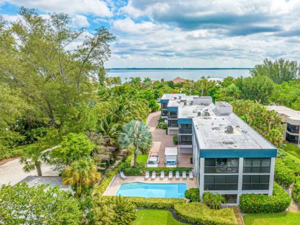 Beachfront Vacation Condo in Longboat Key Sleeps 8
