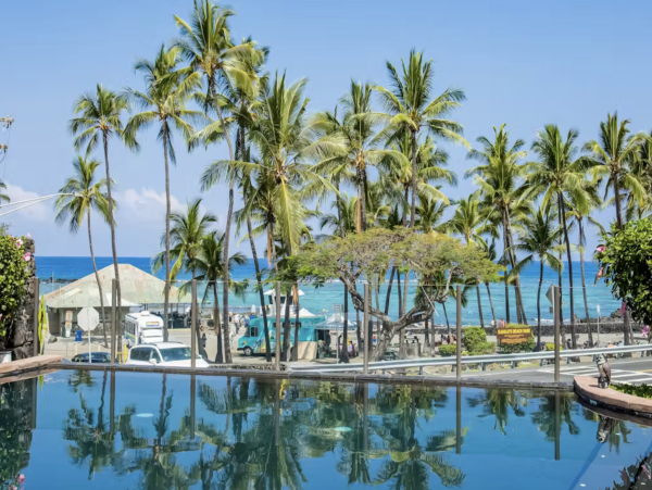 Three Bedroom Luxury Condo Rental - Kona Vacation Rental with Infinity Pool & Lanai