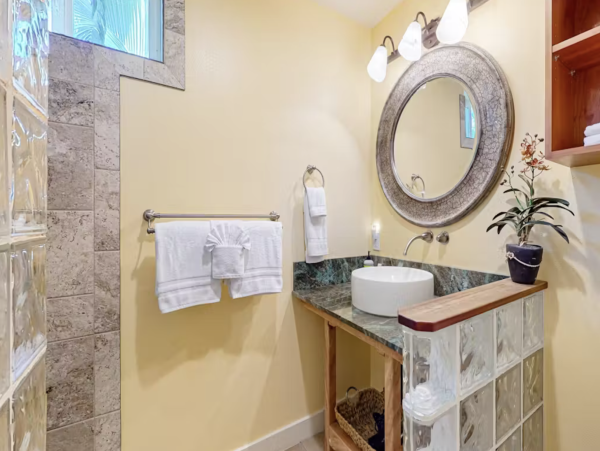 Three Bedroom Luxury Condo Rental - Kona Vacation Rental with Infinity Pool & Lanai