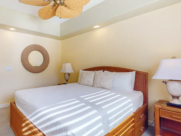 Three Bedroom Luxury Condo Rental - Kona Vacation Rental with Infinity Pool & Lanai