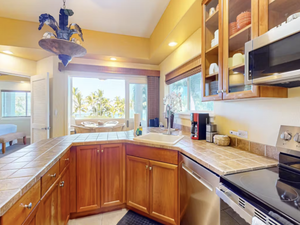 Three Bedroom Luxury Condo Rental - Kona Vacation Rental with Infinity Pool & Lanai