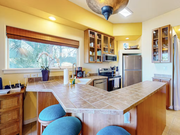 Three Bedroom Luxury Condo Rental - Kona Vacation Rental with Infinity Pool & Lanai