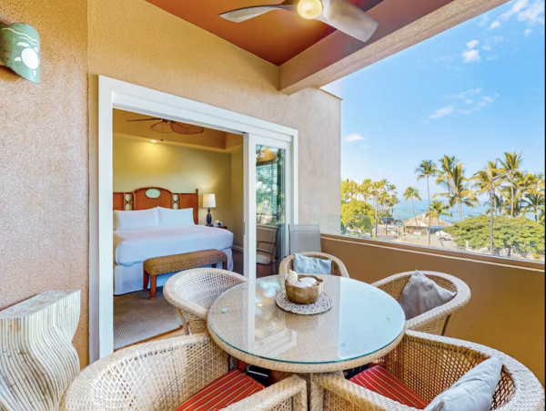 Three Bedroom Luxury Condo Rental - Kona Vacation Rental with Infinity Pool & Lanai