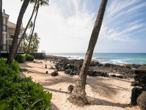 Oceanfront Kailua-Kona Vacation Villa Three Bedroom