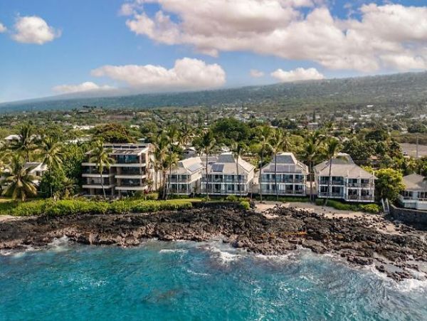 Oceanfront Kailua-Kona Vacation Villa Three Bedroom
