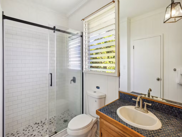 Perched on The Edge OF The Pacific NEW ARRIVAL 4 Bedrooms Plus Studio