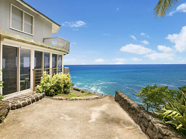 Perched on The Edge OF The Pacific NEW ARRIVAL 4 Bedrooms Plus Studio