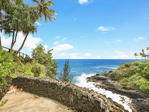 Perched on The Edge OF The Pacific NEW ARRIVAL 4 Bedrooms Plus Studio