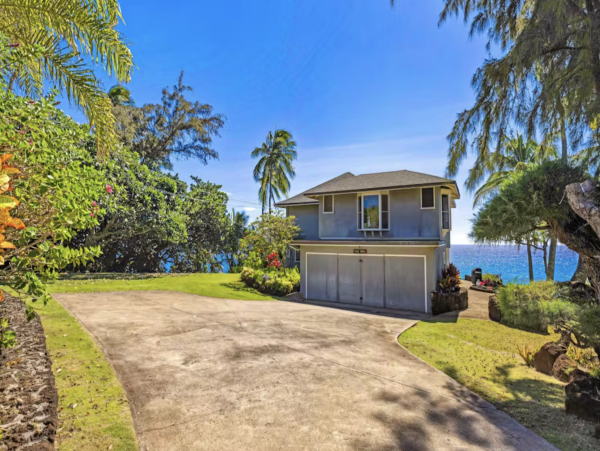 Perched on The Edge OF The Pacific NEW ARRIVAL 4 Bedrooms Plus Studio