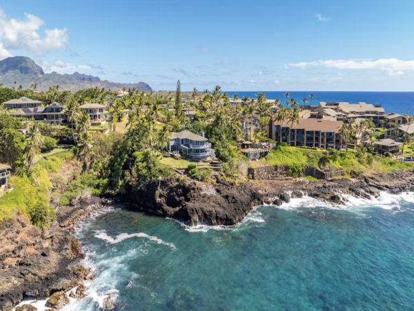 Perched on The Edge OF The Pacific NEW ARRIVAL 4 Bedrooms Plus Studio
