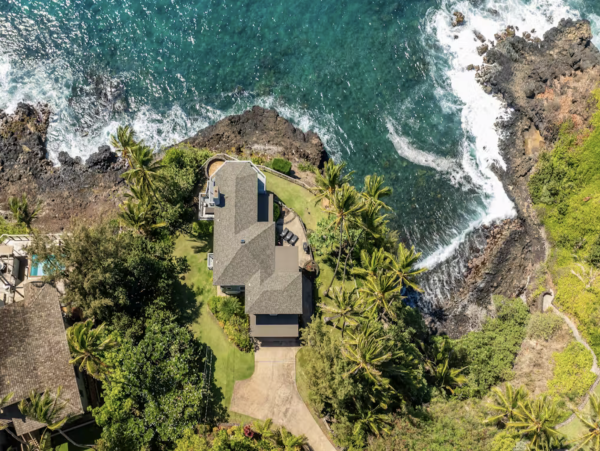 Perched on The Edge OF The Pacific NEW ARRIVAL 4 Bedrooms Plus Studio