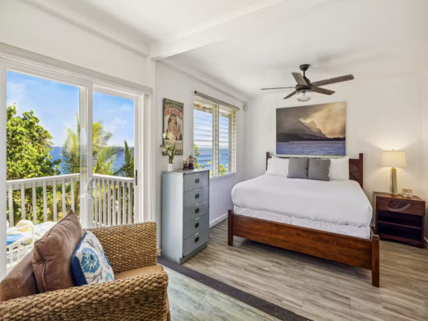 Perched on The Edge OF The Pacific NEW ARRIVAL 4 Bedrooms Plus Studio