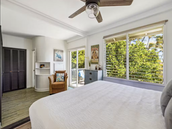 Perched on The Edge OF The Pacific NEW ARRIVAL 4 Bedrooms Plus Studio