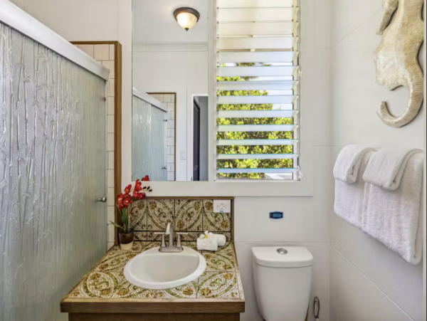 Perched on The Edge OF The Pacific NEW ARRIVAL 4 Bedrooms Plus Studio