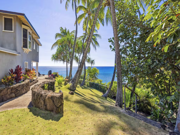 Perched on The Edge OF The Pacific NEW ARRIVAL 4 Bedrooms Plus Studio