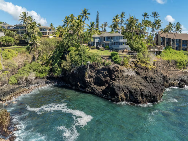 Perched on The Edge OF The Pacific NEW ARRIVAL 4 Bedrooms Plus Studio