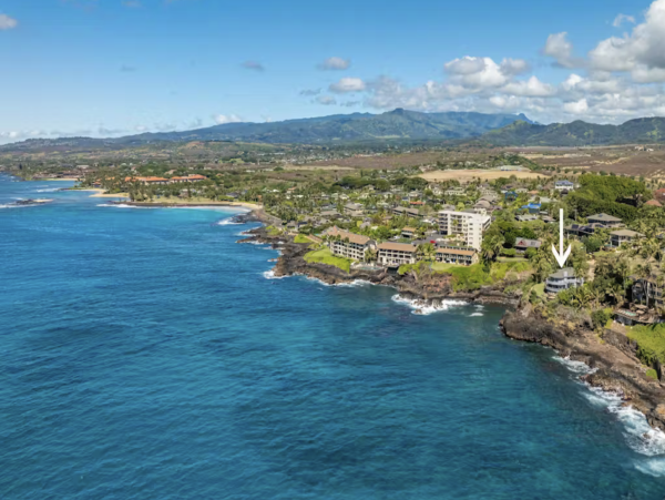 Perched on The Edge OF The Pacific NEW ARRIVAL 4 Bedrooms Plus Studio