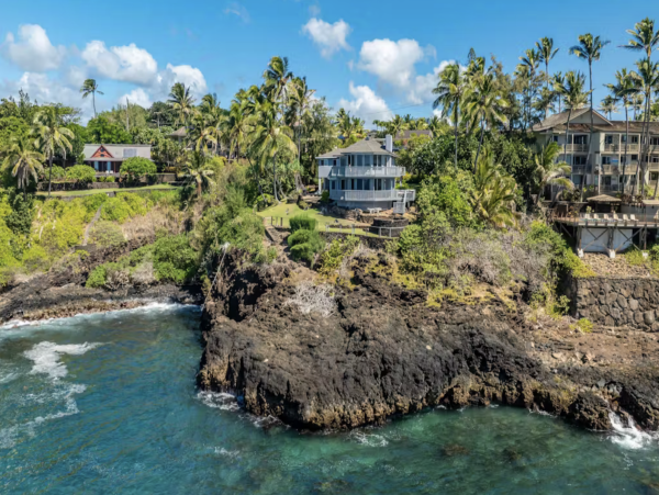 Perched on The Edge OF The Pacific NEW ARRIVAL 4 Bedrooms Plus Studio