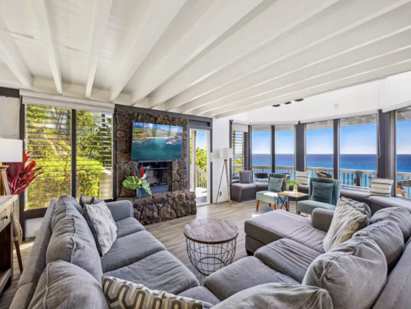 Perched on The Edge OF The Pacific NEW ARRIVAL 4 Bedrooms Plus Studio