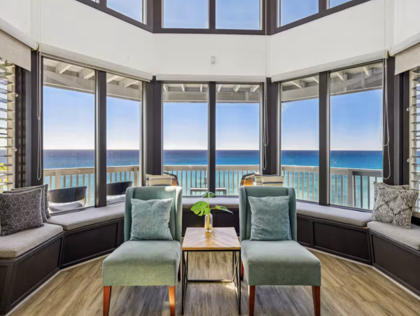 Perched on The Edge OF The Pacific NEW ARRIVAL 4 Bedrooms Plus Studio