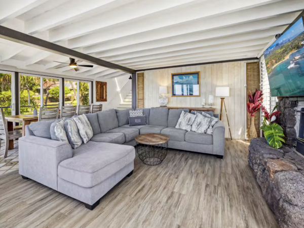 Perched on The Edge OF The Pacific NEW ARRIVAL 4 Bedrooms Plus Studio