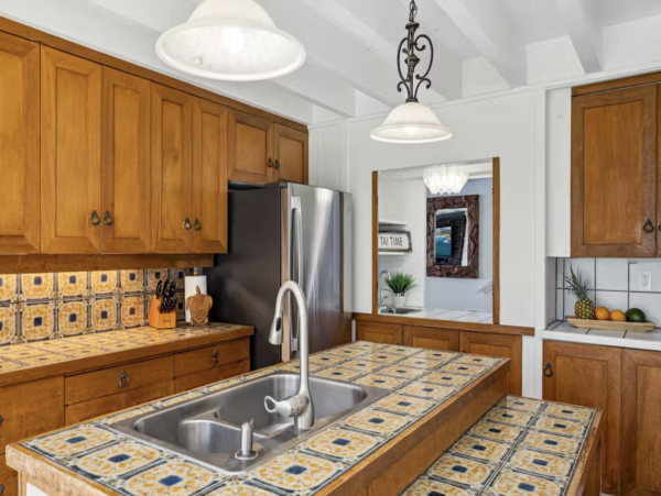 Perched on The Edge OF The Pacific NEW ARRIVAL 4 Bedrooms Plus Studio