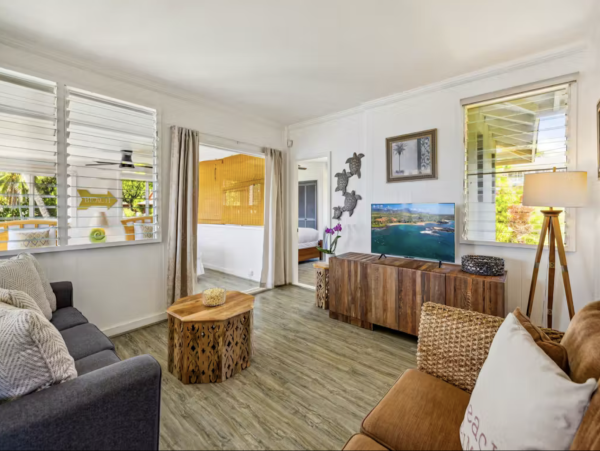 Perched on The Edge OF The Pacific NEW ARRIVAL 4 Bedrooms Plus Studio