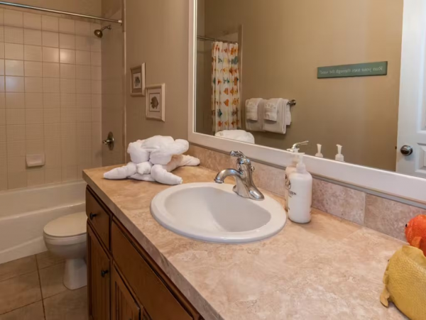 Two Bedroom Kauai Vacation Condo - Walk to Beach - Sleeps 4