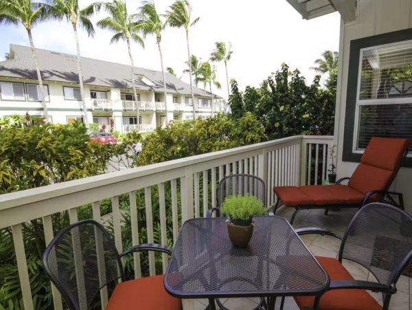 Two Bedroom Kauai Vacation Condo - Walk to Beach - Sleeps 4