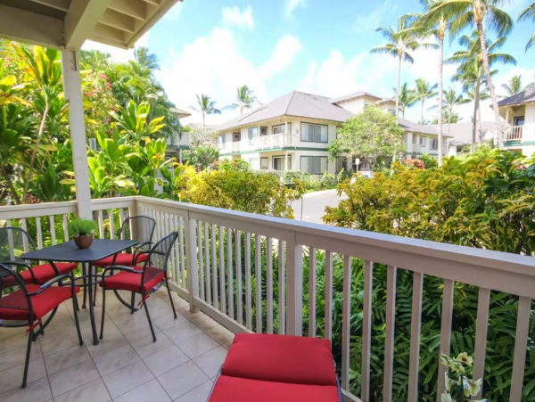 Two Bedroom Kauai Vacation Condo - Walk to Beach - Sleeps 4