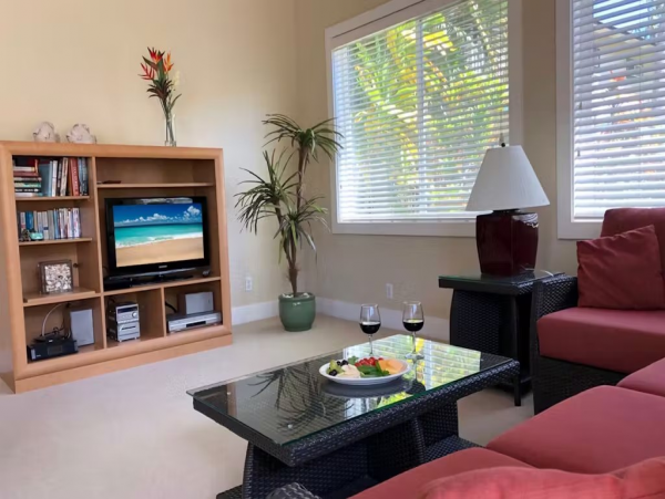 Two Bedroom Kauai Vacation Condo - Walk to Beach - Sleeps 4