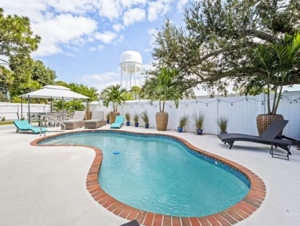 Bradenton 4 Bedroom Charming Vacation Home with Private Pool