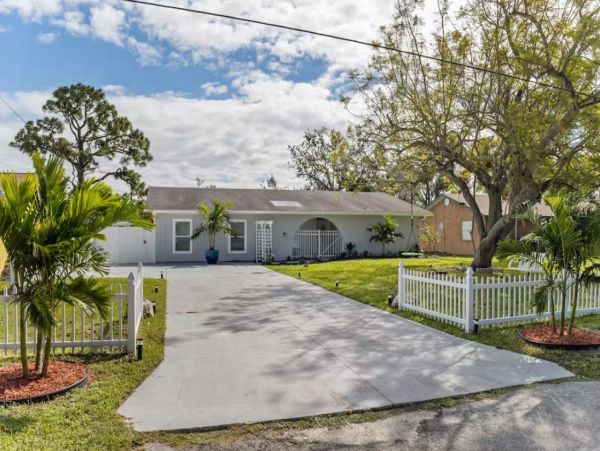 Bradenton 4 Bedroom Charming Vacation Home with Private Pool
