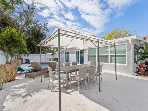 Bradenton 4 Bedroom Charming Vacation Home with Private Pool