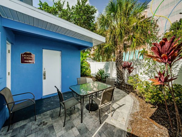 Clearwater Charming 3 Bedroom Vacation Cottage Close to Beach