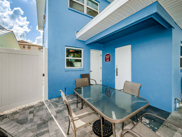 Clearwater Charming 3 Bedroom Vacation Cottage Close to Beach