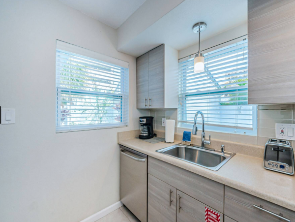 Clearwater Charming 3 Bedroom Vacation Cottage Close to Beach