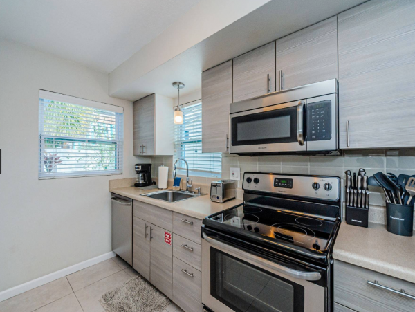 Clearwater Charming 3 Bedroom Vacation Cottage Close to Beach