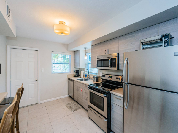 Clearwater Charming 3 Bedroom Vacation Cottage Close to Beach