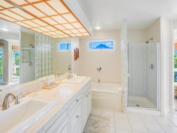 Luxury Mountain-View Retreat with Pool & Hot Tub Near Beaches in Princeville
