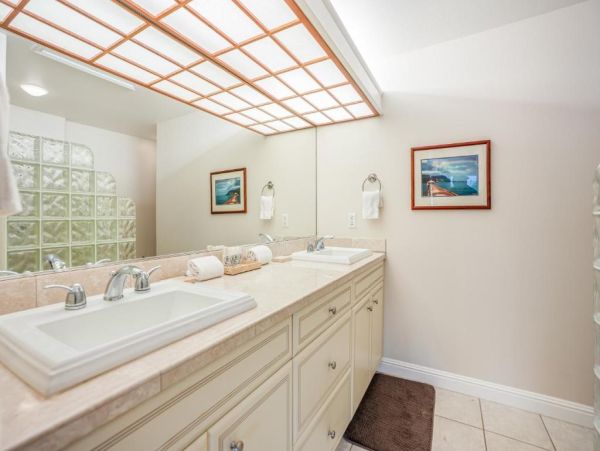 Luxury Mountain-View Retreat with Pool & Hot Tub Near Beaches in Princeville