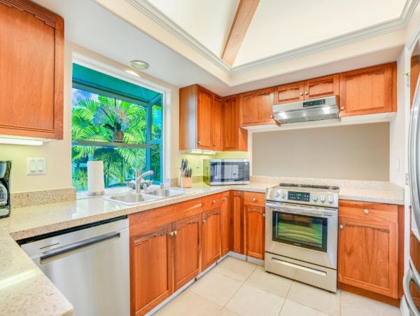 Luxury Mountain-View Retreat with Pool & Hot Tub Near Beaches in Princeville