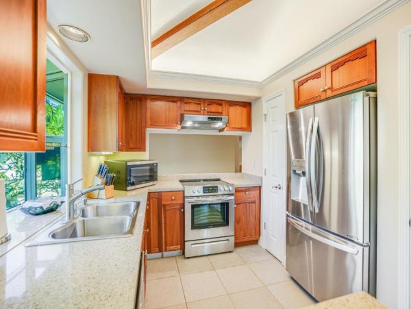 Luxury Mountain-View Retreat with Pool & Hot Tub Near Beaches in Princeville
