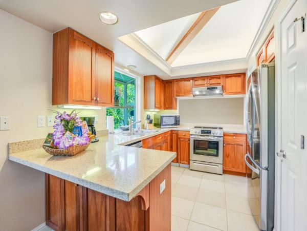 Luxury Mountain-View Retreat with Pool & Hot Tub Near Beaches in Princeville