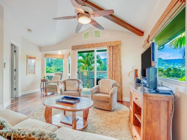 Luxury Mountain-View Retreat with Pool & Hot Tub Near Beaches in Princeville
