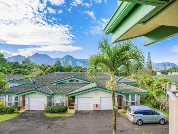 Luxury Mountain-View Retreat with Pool & Hot Tub Near Beaches in Princeville