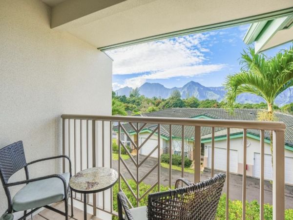 Luxury Mountain-View Retreat with Pool & Hot Tub Near Beaches in Princeville