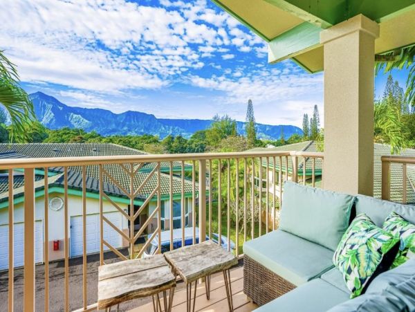 Luxury Mountain-View Retreat with Pool & Hot Tub Near Beaches in Princeville