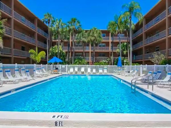 Cozy 2 Bedroom Vacation Condo in Largo with Pool & Tennis Court